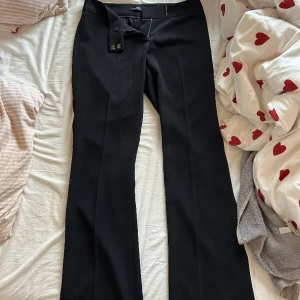 Lågmidjade kostymbyxor  - Säljer dessa superfina lågmidjade kostymbyxor som tyvärr är för små för mig. Nästintill oanvända och i mycket fint skick.