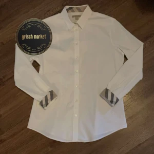 Burberry skjorta  - En asfet burberry skjorta som självklart är äkta | mycket bra skick inga tecken på användning, 9,5/10 | storleken på taggen är L men den sitter mer som en XS | modellen är 170cm 55kg | nypris 4300, priset är inte hugget i sten |