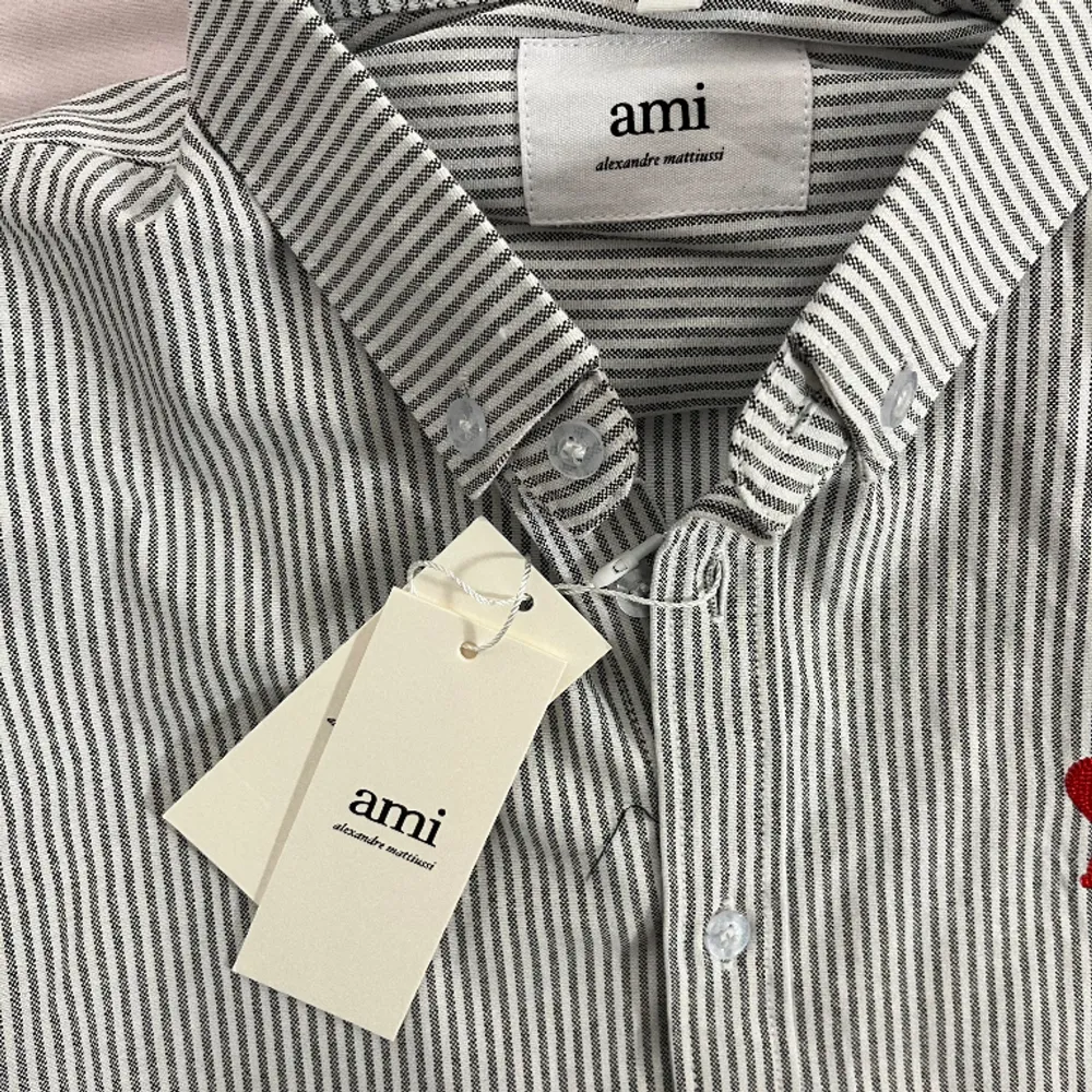 Säljer denna Ami paris skjorta då jag inte använder den någonsin. Fick den som en gåva och förpackning samt tag nedkommer såklart.  Storlek är S. Skjortor.