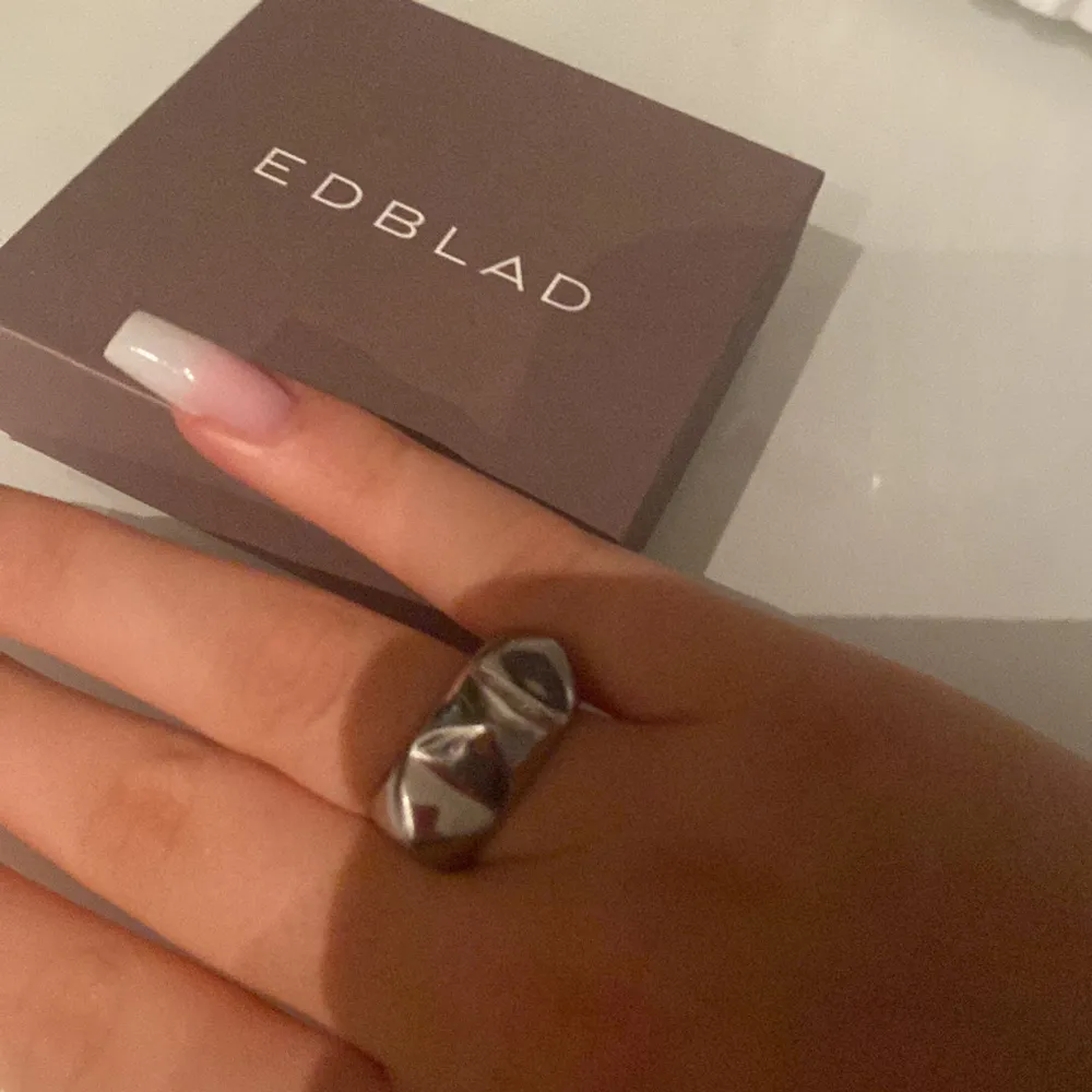 Säljer denna as snygga ring från Edblad då den är för stor för mig, köpte den för 399 säljer för 200💕 storlek M . Accessoarer.