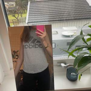 Träningströja från Adidas i bra skick. I storlek XS. Tröjan är lite oversize så funkar för dig som har S i tröjor.