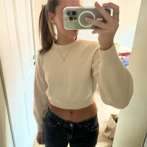 Stickad tröja - En beige kort stickad tröja från aotjer Stories i storlek S. Jättefin i kvaliten och väldigt mjuk!  Säljs för 90kr🥰