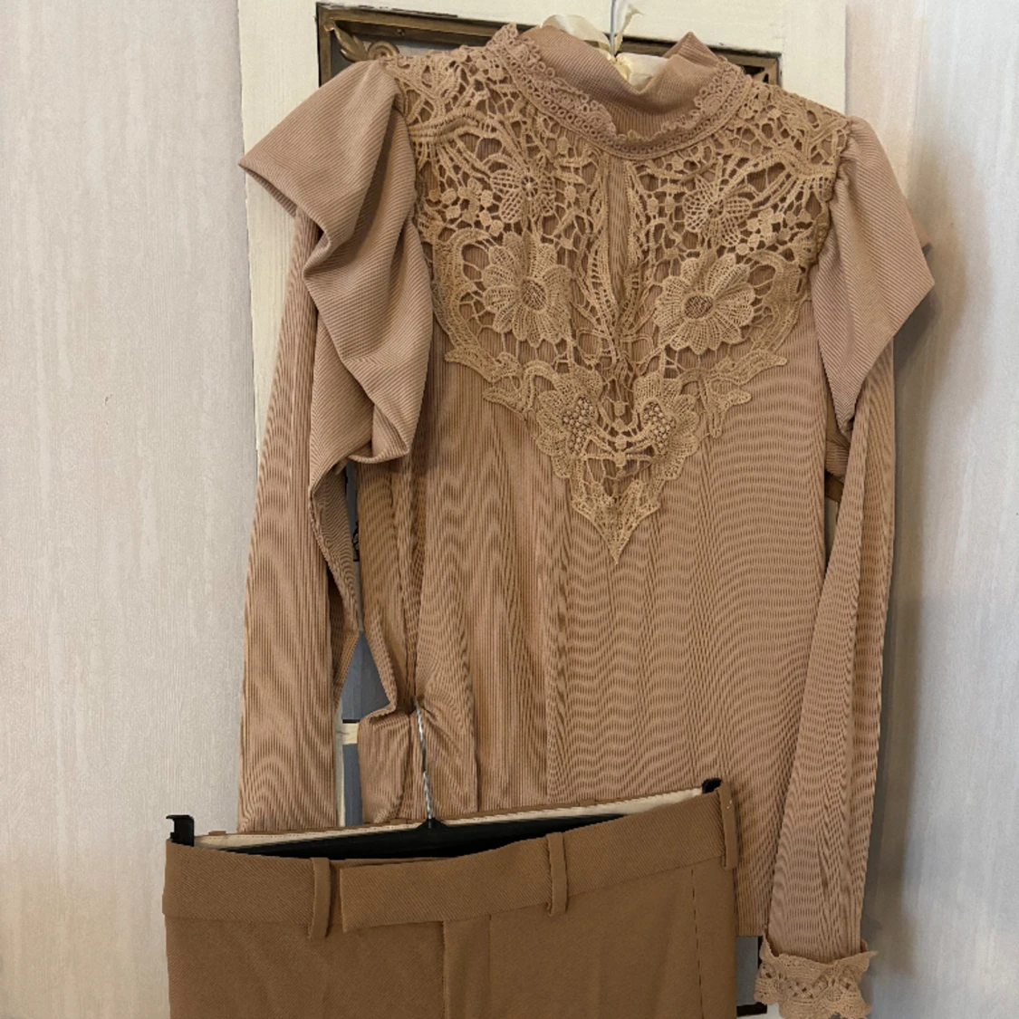 Så vacker blus med broderier och zara  kostymbyxor lyxiga från zara  - 90