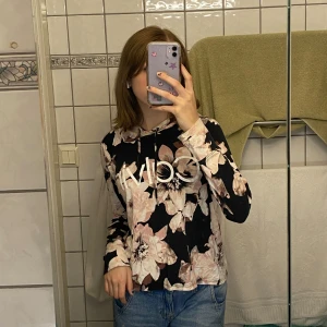 Sport hoodie  - Jätte nice att ha till gymmet, skönt material (den har även en luva)🙌 jag har använt den så änden av en av justerings trådarna saknar en metallbit (jag har gjort en liten knut istället), annars bra skick! Skriv om du har några frågor :) 