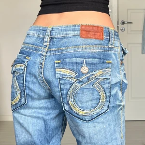 Jeans - midjemått: 40cm rakt över, innerbenslängd: 84cm 💗 