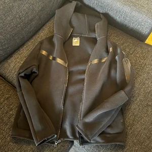 Nike tech  - Har använt den några gånger, det är storlek L men passar M bättre, bra skick 