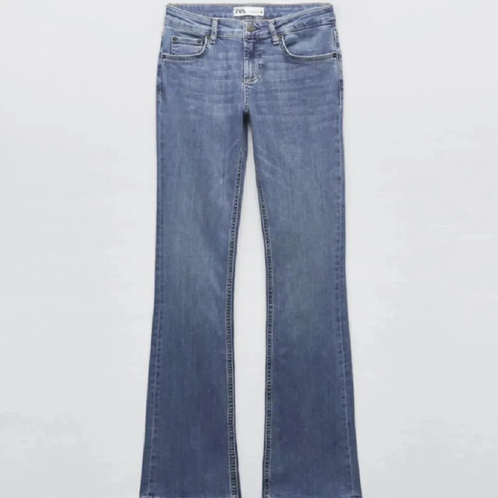 Skitsnygga populära och trendiga low waist flare jeans från Zara som inte säljs längre! Nyskick och oanvända. Går inte att få tag på förutom här😇💓. Jeans & Byxor.