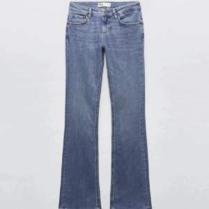 Skitsnygga populära och trendiga low waist flare jeans från Zara som inte säljs längre! Nyskick och oanvända. Går inte att få tag på förutom här😇💓