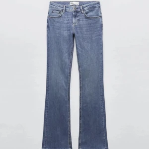 Zara low waist flare jeans - Skitsnygga populära och trendiga low waist flare jeans från Zara som inte säljs längre! Nyskick och oanvända. Går inte att få tag på förutom här😇💓