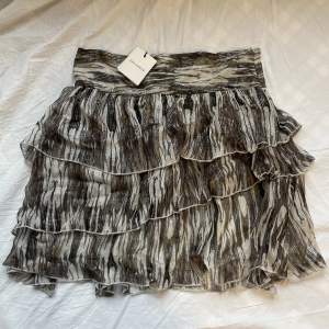 Kort kjol med volanger från sofie schnoor. Prislapparna är kvar så den är i nyskick. 