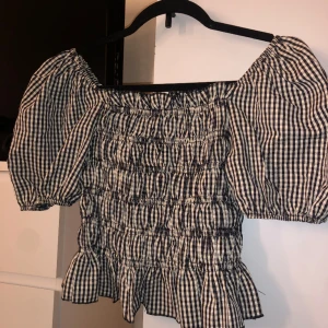 Blus/topp - Fick denna av min kompis då hon inte tyckte den satt som hon ville. Tyvärr är den för liten för mig så därav säljer jag den. Den är med andra ord helt oanvänd och så gott som ny ☺️