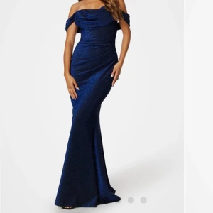 Balklänning  - Säljer denna snygga balklänning, då jag har hittat en annan så helt ny och även slutsåld på hemsidan i strl Xs. 1200kr, pris kan diskuteras.