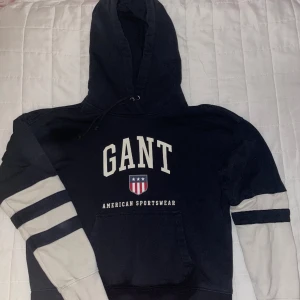 Gant hoodie - Gant hoodie i storlek M, damstorlek