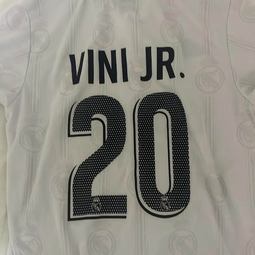 En helt ny Real Madrid tröja 2022 och har S i storlek. Säljs pga fel storlek.. T-shirts.
