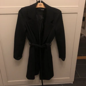 Kappa  - Medellång svart kappa 