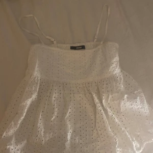 Sommartopp - Säljer denhär jätte fina tröjan från bikbok i storlek S. Använd Max 2 gånger. Super fin till sommaren tveka inte på att trycka på köp nu så levererar jag inom en dag❤️