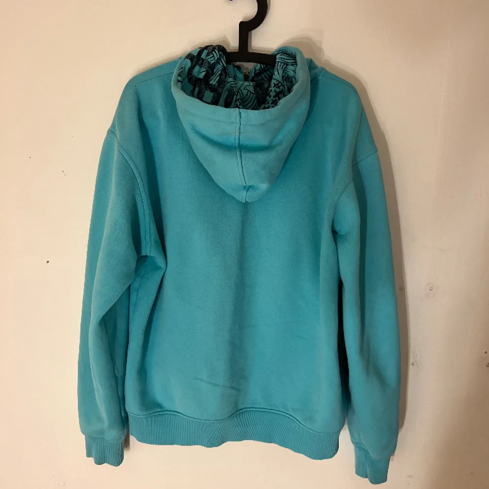 *VINTAGE* 2000’s Quicksilver Zip Up Hoodie. Grym design och turkos färg, Stl: XL i bra skick. Köpt är köpt, finns i Uppsala men kan fraktas vid överenskommelse. . Hoodies.