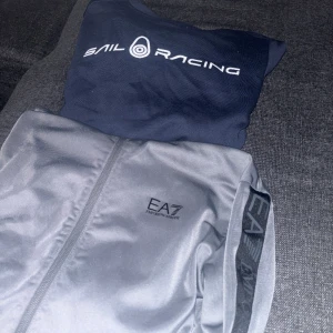 Ea7 hoodie - En EA7 Armani hoodie. Bra skick. Säljer för 600kr. Storlek M i herr storlek