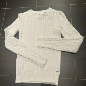 Stickad vit tröja - Helt oanvänd stickad holly whyte tröja från lindex!🤩 Tror den kostade 500kr när jag köpte den.