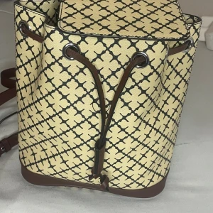 Malene Birger ryggsäck  - Säljer Malene Birger ryggsäck i fint skick, använd cirka 2 gånger. Kom gärna med prisförslag💕