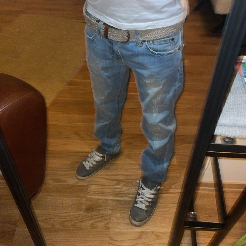 Tja säljer dessa Dondup jeans. Skicket är väldigt bra. Tveka inte på att fråga. Jeans & Byxor.