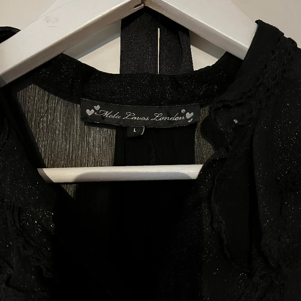 Fin svart ngt glittrig knälång klänning. Använd endast ett fåtal gånger. Ngt genomskinlig. Underklänning behövs(ingår ej). Klänningar.