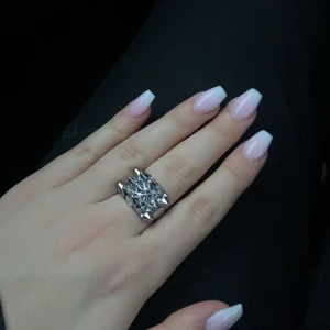 Edblad Peak Ring Steel - Säljer min ursnygga silrviga edblad ring!Köpt för några månader sedan för 399kr. Säljer pga den inte riktigt passar min stil och har även bytt till guld!💗