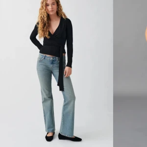 Lågmidjade jeans  - Från Gina, långa på mig som är 172cm. Endast använda några få gånger så de är i ett superbra skick🥰 hör av er för fler bilder eller frågor!