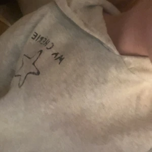 Ma cherie hoodie - Jättesnygg och trendig hoodie från Gina Tricot! Säljer då jag har en liknande som kommer till mer användning 💗 Den är i stl 146 men passar jättebra på mig som bör XS i vanliga fall! Skriv om du vill ha mer information eller bilder!