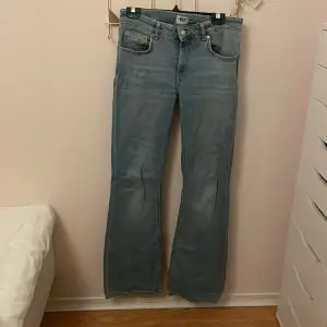 Säljer dessa super fina ljusblåa bootcut jeans från lager 157, använda ett par gånger men dem är använda varsamt och är i väldigt bra skick💋 Några frågor eller funderingar tveka isåfall inte på att höra av dig!
