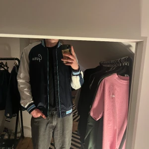 Vårjacka  - Helt oanvänd vårjacka från GUESS. Köpte denna förra våren men tyvärr inte använt den något. Original Pris €160/1600kr