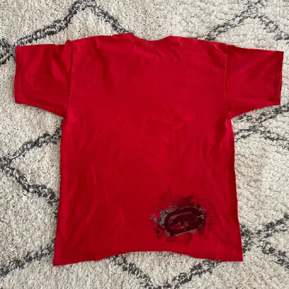 röd overzised ecko t-shirt med snyggt tryck på!🫶🏻. T-shirts.