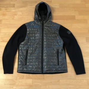 Jacka  - Belstaff jacka stl L, använd mellan 10-15 ggr. Nypris 4000. Är i nyskick. Pris kan duskuteras