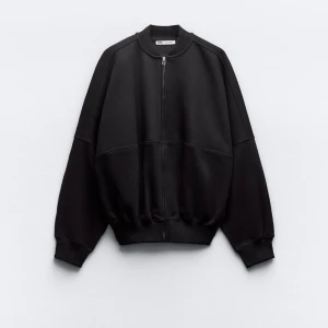 Bomberjacka  - Säljer denna bomberjacka från Zara. Beställde nyligen och är tyvärr för liten. Slutsåld på Zaras hemsida❤️