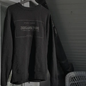 Zadig och Voltaire  - Storlek: M men ganska stor skulle passa L        Condition: 9,5 inga tecken på användning       Nypris: Svår att köpa ny men hittade en för ca 2500kr