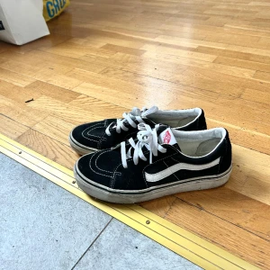 Sneakers - Vans som är använda endast två gånger. Strl 44. Endast smutsiga och kommer att tvätta dom innan du köper!:) pris kan diskuteras vid snabb affär!