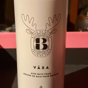 *NY* VÄXA badskum barn, 300 ml, Fr BJÖRK  - VÄXA Kids Bath Foam är ett rikligt löddrande badskum för barnets bad, innehåller  havre- och björkextrakt som skonsamt vårdar, rengör och återfuktar huden. Är lätt att skölja av. Särskilt utvecklad för barns känsliga hud.  BJÖRK produceras i Sverige.