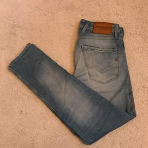 Ett par blåa Replay jeans i storlek 29 30 skick 9-10 riktigt fräscha!!