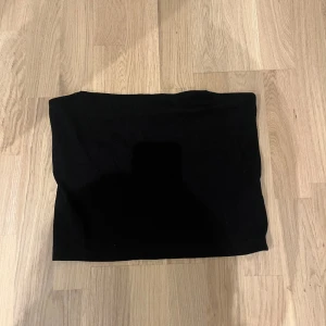 tubtopp  - säljer detta svarta helt nya linnet från gina tricot, säljer pga att jag köpte fel storlek 💝