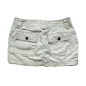 Jättesöt cargokjol - Säljer denna söta cargokjolen då den inte kommer till användning. Jag har sytt in den i sidorna och gjort den kortare. Midjemått: 37cm rakt över och mig som har xs/s. Skriv om du har fler frågor💗 pris går att diskutera!