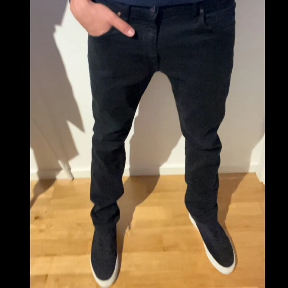 Svarta Tiger of Sweden jeans i slim fit! Storlek är 31/32 men passar modellen som är 185cm och väger runt 70kg. . Jeans & Byxor.