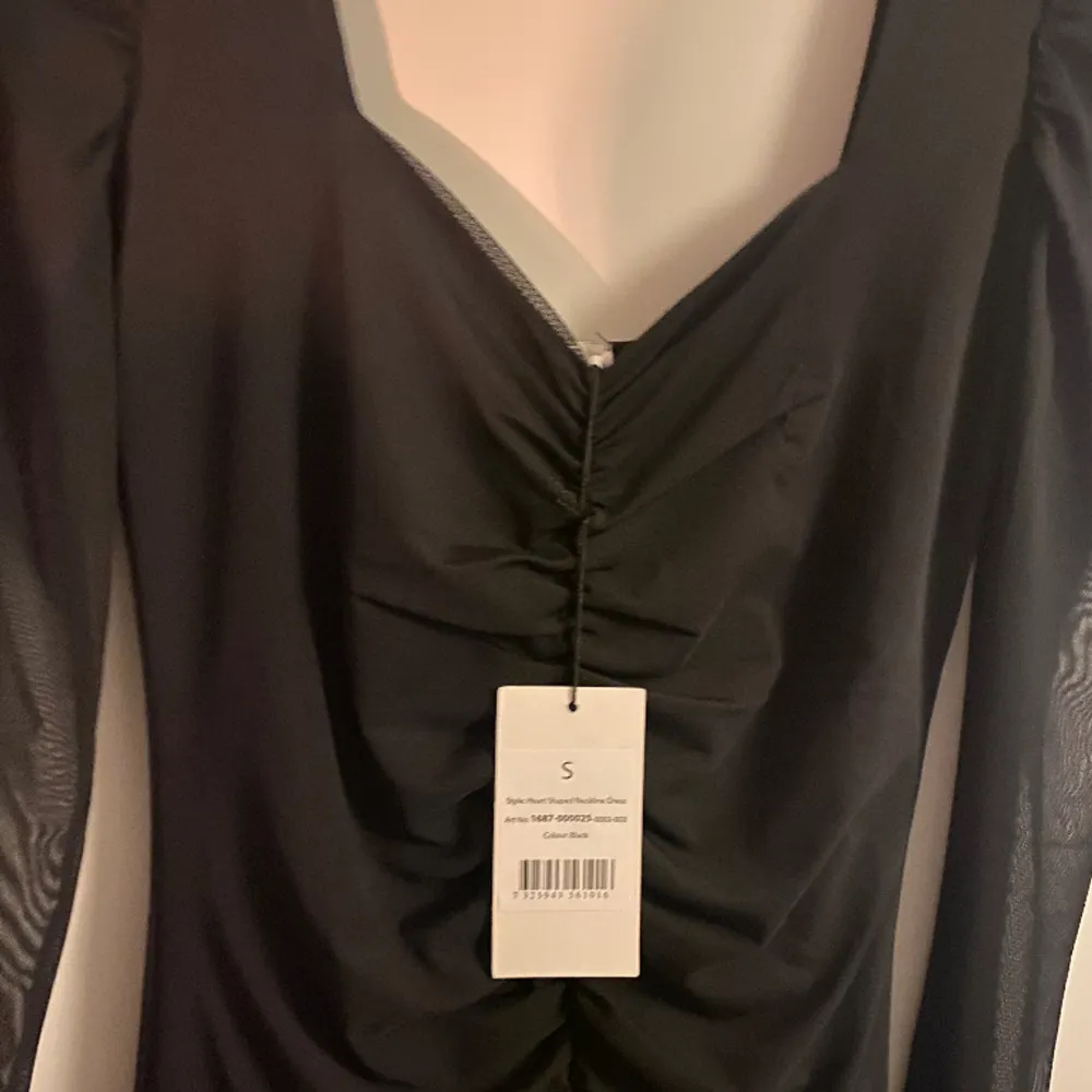 Säljer denna fina klänning från NA-KD. Oanvänd, prislapp finns kvar. Får inte tillfälle att använda den. Storlek S. Vid ”köp nu” knappen skickas varan inom 3 dagar🤍. Klänningar.