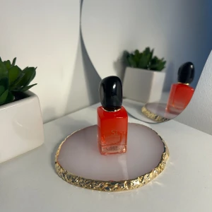 Si Armani parfym  - Si Armani Eau de Parfum, 5 ml och aldrig använd endast luktad. Kan användas som tester eller bara ha i väskan!💗