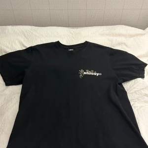 Stussy T-shirt - Näst intill oanvänd. Fint skick. Pris kan diskuteras. Storlek M. Kvitto finns.