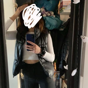 Väst - Säljer min svarta bäst från Zara, använd fåtal gånger💕