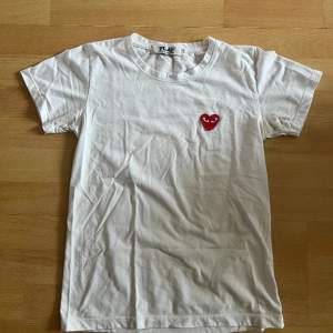 Vit comme des garcons t shirt i storlek S (men passar som xs) som jag köpt secondhand. Användt skick. 