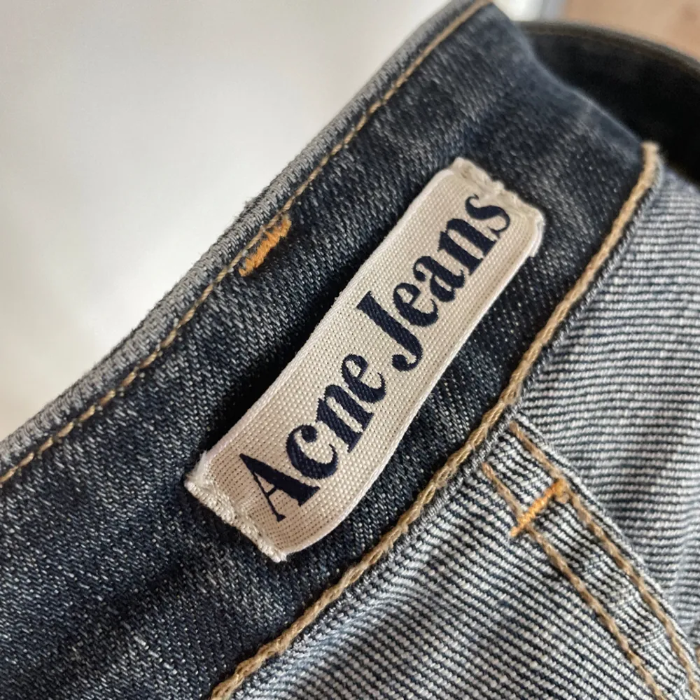 Nästan aldrig använda, raka Acne Jeans. Modellen ska se lite ”scuffed” ut. Storlek 26/34. Normal i storleken.. Jeans & Byxor.