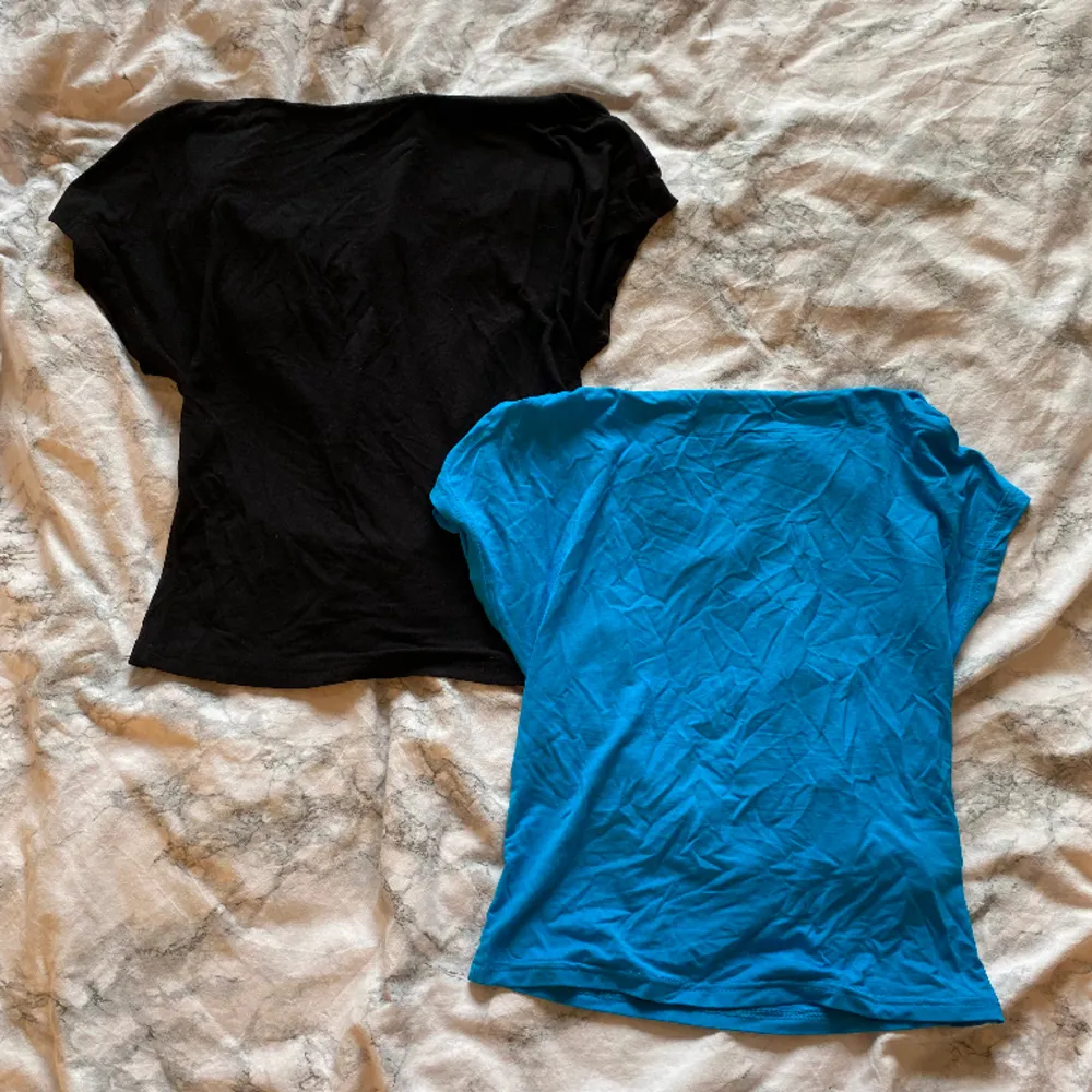 Två jätte fina t-shirtar med öppen rygg Avända ett fåtal gånger, inga defekter💕 Den blå tröja är i stl M  Den svarta tröjan är i stl L. Toppar.