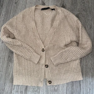 Beige stickad tröja  - Storlek M