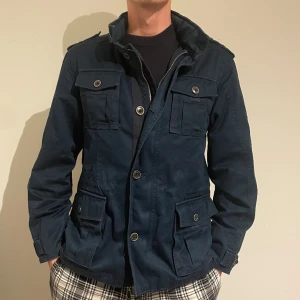 Fieldjacka - Säljer denna feta fieldjacka nu till våren. Skick 8/10 samt att den är i färgen blå storleken är m men passar lite större. 